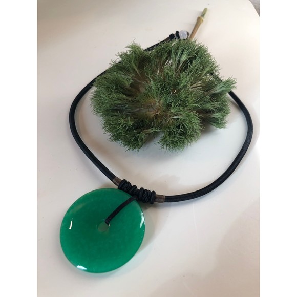 Beautiful Vintage Green Jade Donut 18" Chocker with Bead Closure - Picture 5 of 10